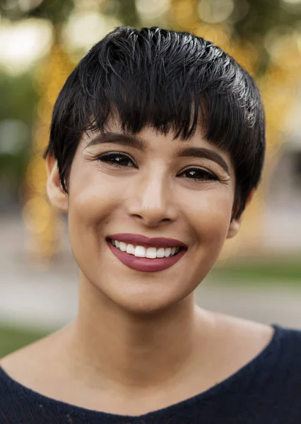 Joyeux visage souriant de jeune femme aux cheveux courts et élégants — Photo