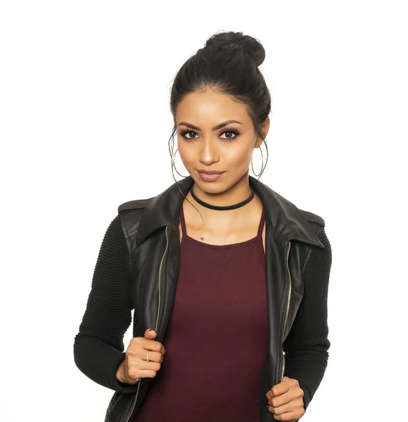 Beautiful young woman wearing leather jacket — Stock Photo, Image