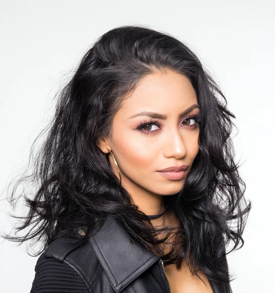 Moda cabeça tiro mulher bonita com cabelo escuro exótico usando jaqueta de couro — Fotografia de Stock