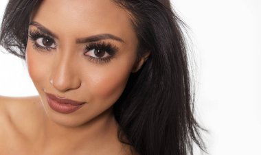 Güzel bir yüzü çıplak baş ve omuzlar