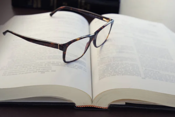 Lectura de gafas en libro —  Fotos de Stock