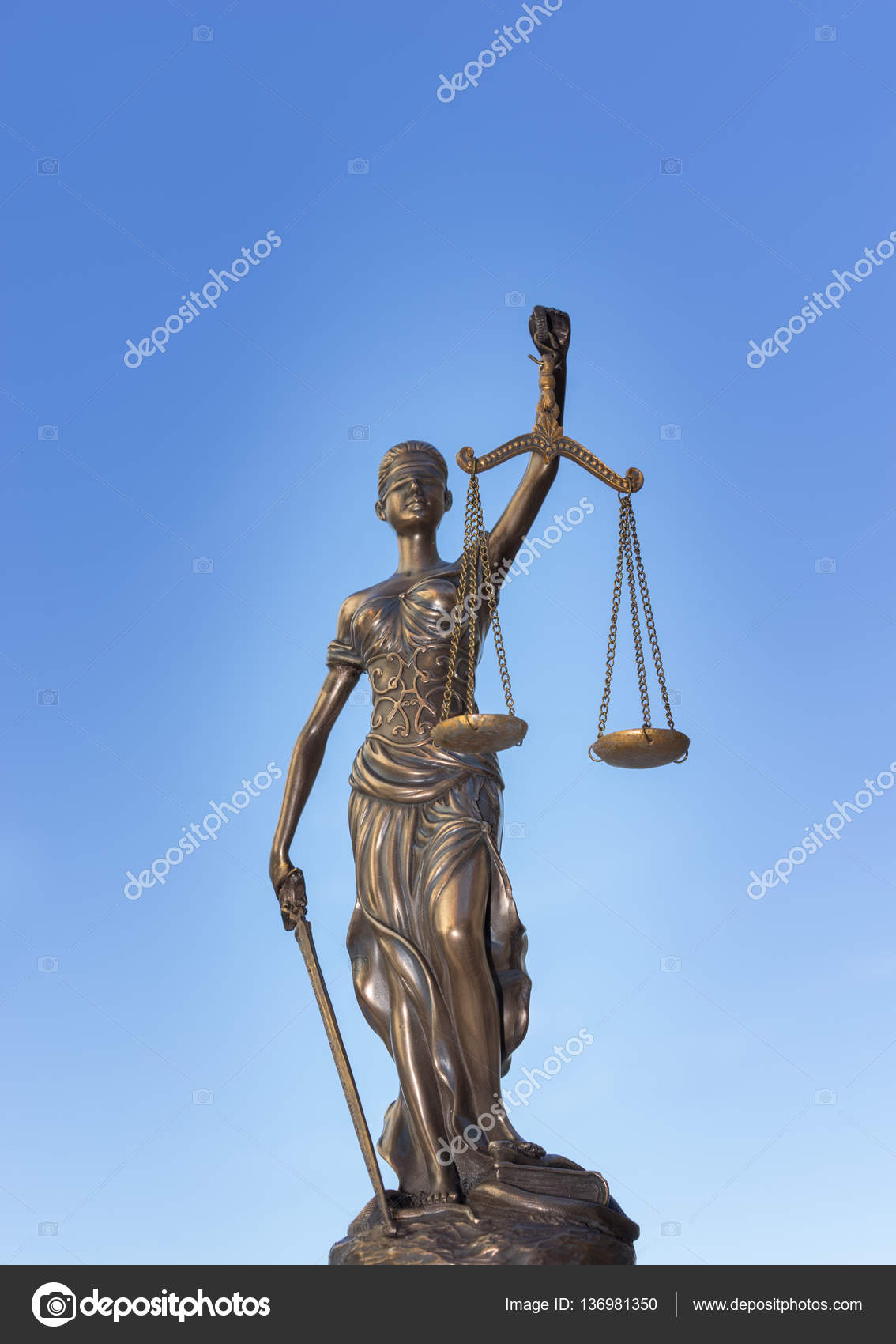 史诗般公平天秤象征— — 法律概念图像——图库图片© AVFC #136981350
