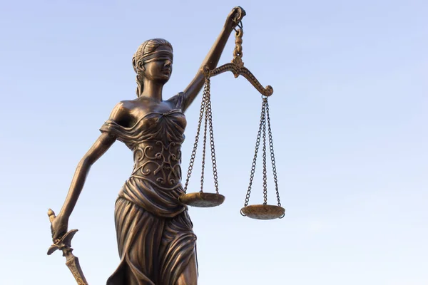 Epik ölçeklerde adalet sembolü - yasal hukuk kavramı görüntü — Stok fotoğraf
