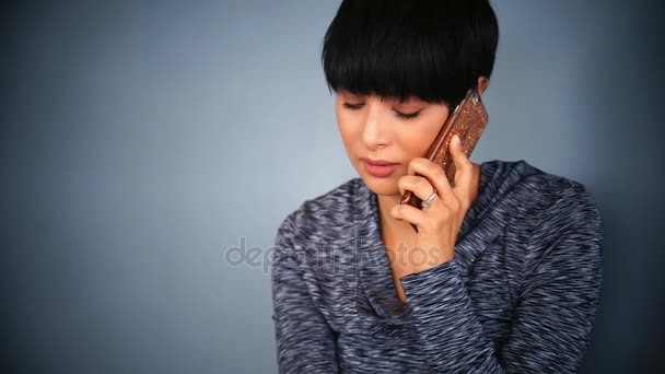 Jonge vrouw praten op mobiele telefoon lacht, lacht, uitdrukkingen — Stockvideo
