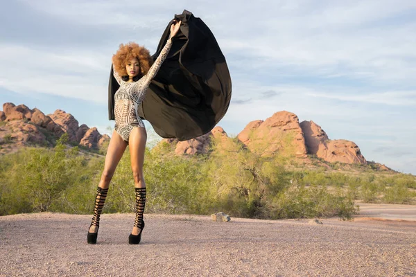 Sesión de estilo de moda con hermosa modelo afroamericano que lleva una sola pieza buscando — Foto de Stock