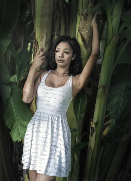 Piękne egzotyczne Kobieta w dżungli ustawienie — Zdjęcie stockowe