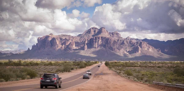 Αριζόνα έρημο δρόμο που οδηγεί στη δεισιδαιμονία βουνό κοντά στο Phoenix, Az, ΗΠΑ — Φωτογραφία Αρχείου