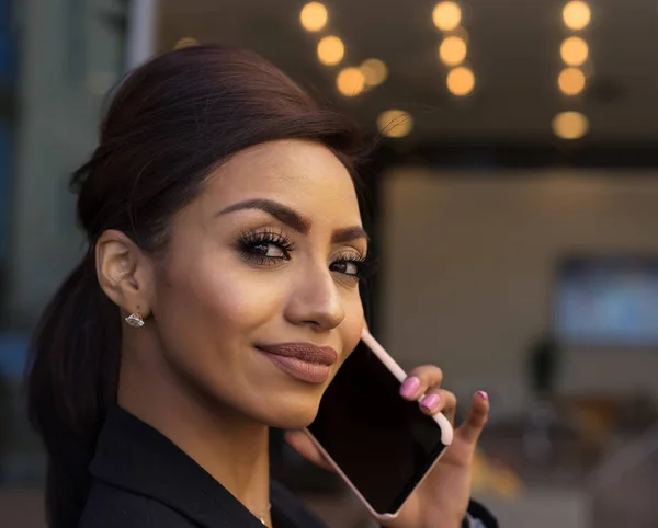 Kvinnan talar smart telefon — Stockfoto