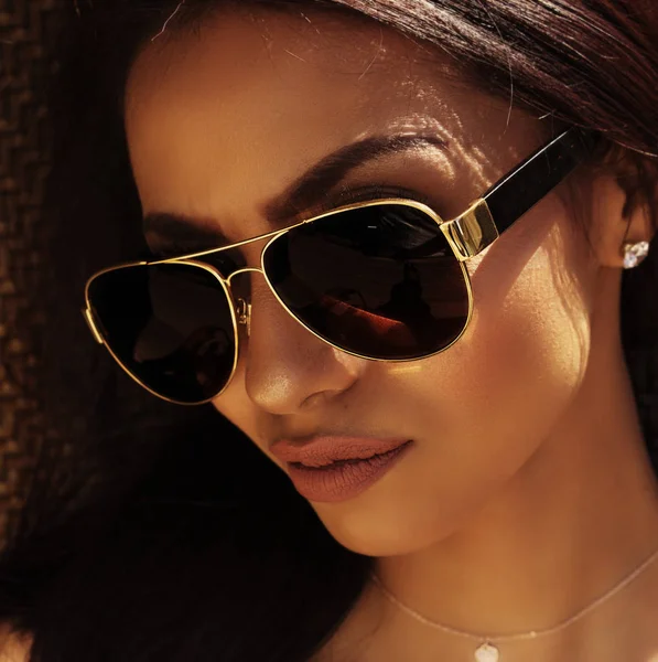 Beautiful woman with golden sun tan wearing shades sunglasses — Stock Photo, Image