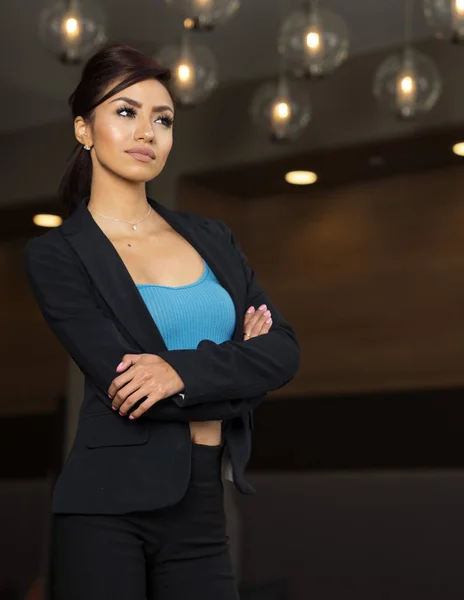 Attractive business woman standing arms folded — Stock Photo, Image