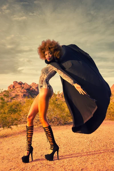 野生の砂漠の場所に誇らしげに立っている美しい女性 — ストック写真