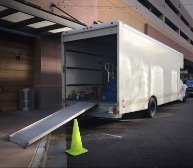 Kamyon tesisinde yükleme.