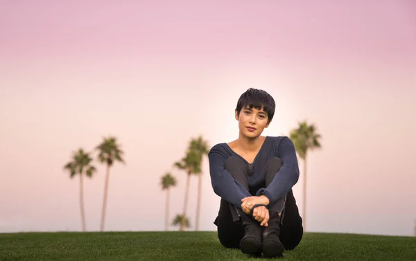 Kvinna som sitter på gräs — Stockfoto
