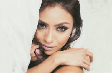 egzotik kadın üzerinde beyaz keten yalan