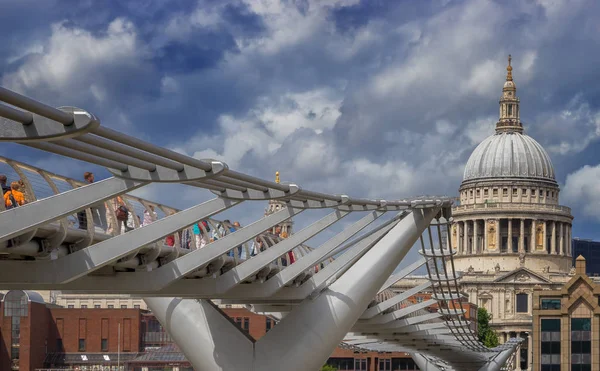 Millennium Bridge en Saint Paul kathedraal — Stockfoto