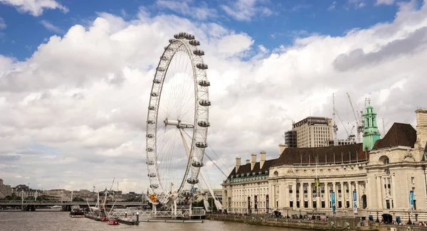 London eye vanuit westminster bridge — Stockfoto