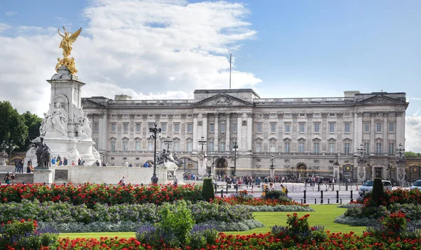 Buckingham Palacein güneşli bir gün — Stok fotoğraf