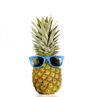 Beyaz arka plan üzerinde izole güneş gözlüğü takıyor ananas