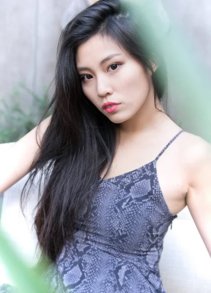 Gyönyörű fiatal ázsiai nő — Stock Fotó