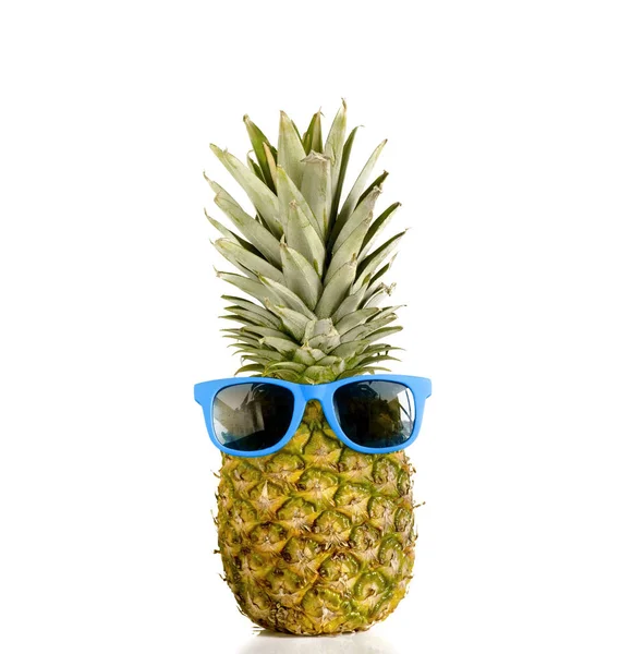 Ananas Dragen Van Een Zonnebril Geïsoleerd Witte Achtergrond — Stockfoto