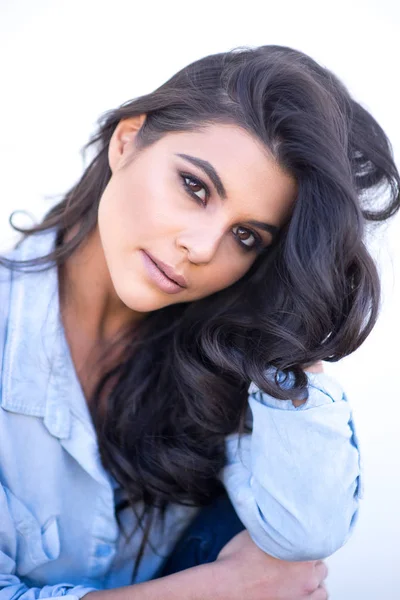 Retrato Una Hermosa Mujer Joven Con Camisa Azul — Foto de Stock