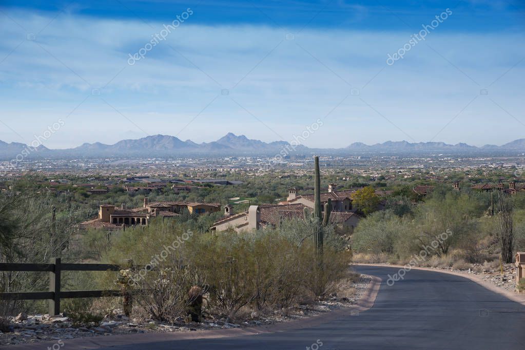 Vista de Scottsdale y Phoenix en Arizona, USA desde una comunidad de lujo ubicada en la