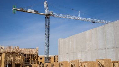 Şantiye ve yeni bina sitede vinç