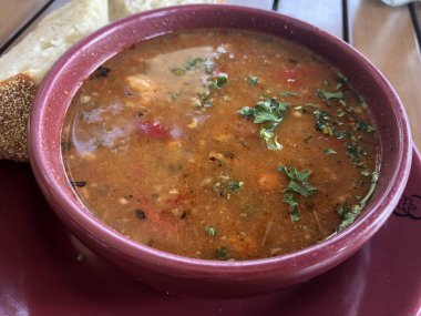 lezzetli Meksika tortilla çorbası, görünümü kadar yakın 