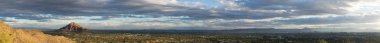 Phoenix, Arizona, ABD. Geniş açı panoramik manzara havadan bakış açısı. Anka dağ rezerv güneye bakan. 