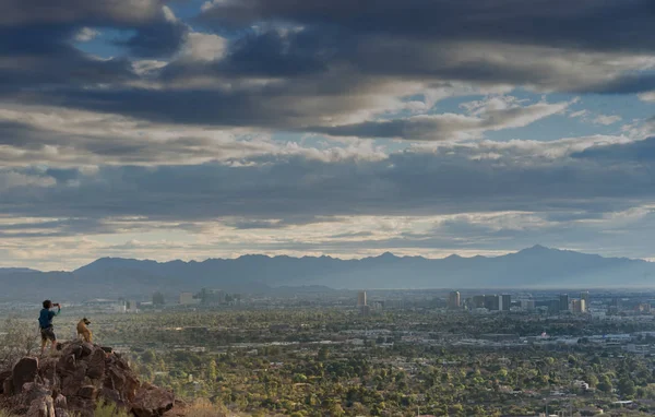 Homme Non Identifié Son Chien Regardent Vaste Paysage Désertique Région — Photo