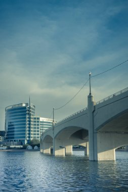 Tempe, Arizona, ABD, Mill Ave Köprüsü ve waterfront alan