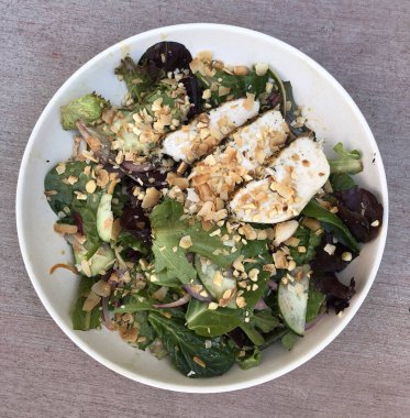 Sağlıklı tavuk salata kasesi