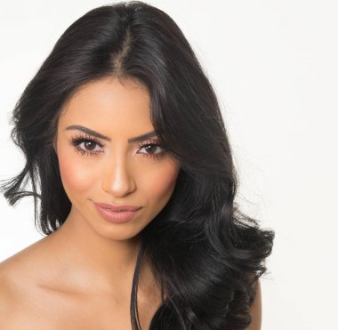 Uzun siyah ev güzel egzotik bir kadınla