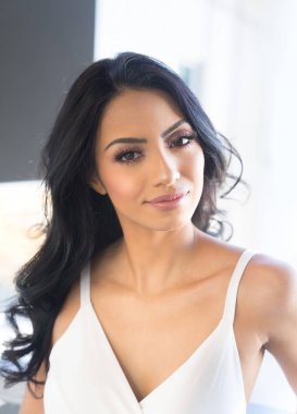 Uzun siyah ev güzel egzotik bir kadınla