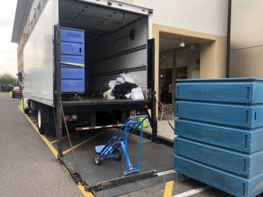 Toplu Çamaşırhane Teslimat Servisi, rampa dağıtmak kamyonun üzerinde büyük arabaları.