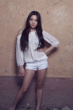 Asyalı güzel genç uzun saç modeliyle