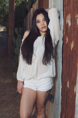 Asyalı güzel genç uzun saç modeliyle