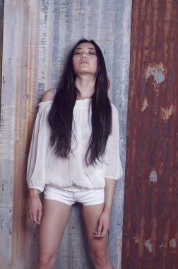 Asyalı güzel genç uzun saç modeliyle