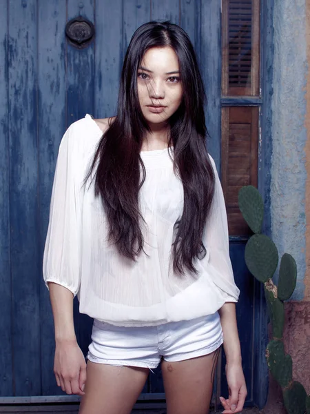 Beau Élégant Asiatique Modèle Mode Shoot — Photo