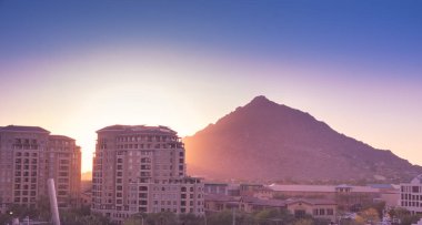 Scottsdale, Arizona waterfront alanı Camelback Mountain parlayan ile üzerinde güneş ayarı.