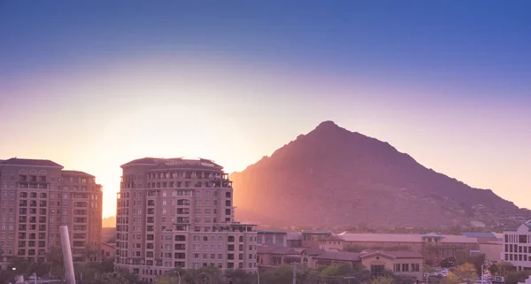 Сонця Над Scottsdale Штат Арізона Waterfront Область Glowing Camelback Гора — стокове фото