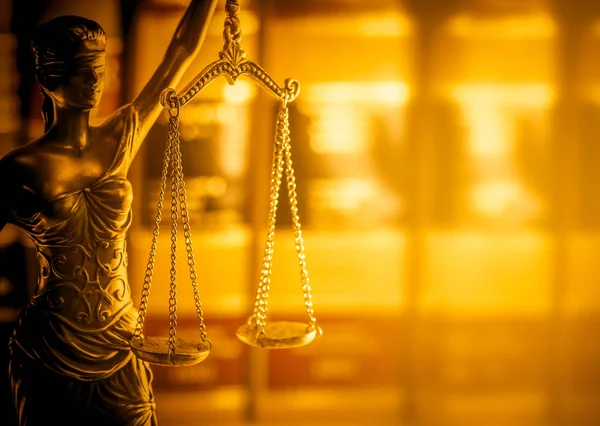 法的な法律概念イメージ 正義のスケールに黄金の光が点灯しています — ストック写真