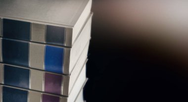 Hukuk veya hukuk kitapları siyah arkaplan