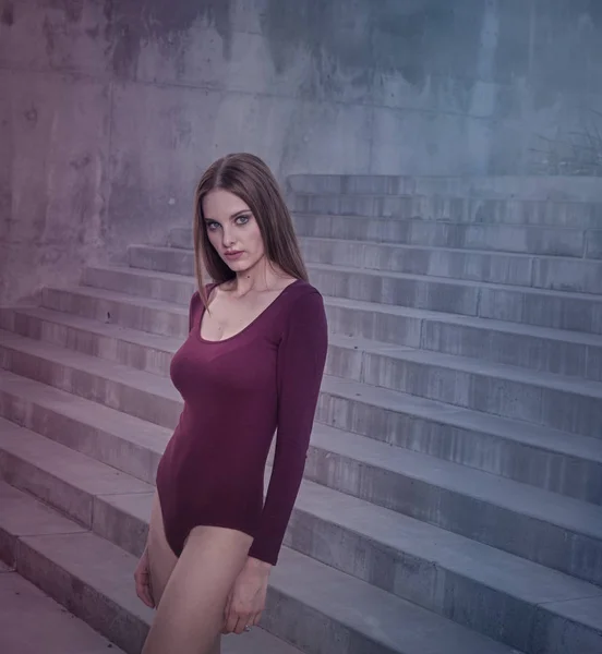 Schönes Modell Elegante Pose Krasser Dystopischer Hintergrund — Stockfoto