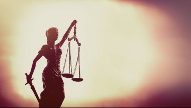 Arkaplanda parlayan gökyüzüne karşı adalet terazileri kuruldu.