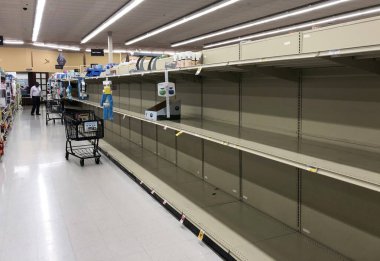 Phoenix, Az / USA - 3.16.20. Safeway bakkal; Coronavirus salgınının boş tuvalet kağıdı raflarına bakan mağazası var.