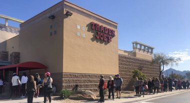 Scottsdale, Az / USA -3.20.20: Coronavirus salgını Trader Joes 'da çizgilere neden oldu. Müşteriler aynı tipte iki ürün satın almakla sınırlıdır..