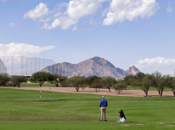 Scottsdale Usa Talking Stick Golf Course 由传奇课程设计师Ben Crenshaw和Bill Coore设计 有两个独特的骆驼背山高尔夫锦标赛景观 — 图库照片