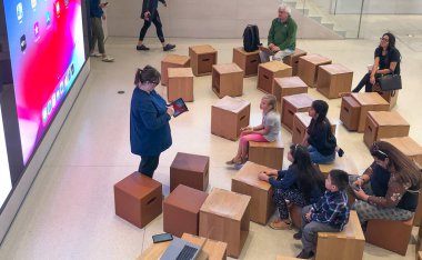 Scottsdale, Az / USA - 2.15.20: Bugün Apple 'da 2017 yılında başlatılan dersler, kodlamadan müzik oluşturma, video, çizim, sanat ve tasarım ve fotoğrafçılığa kadar her şeyi kapsıyor.