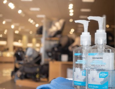 Chandler, Az / USA 3.12.20: Covid-19 salgınıyla 1901 yılında kurulan Nordstroms Amerikan mağazası mağazalarının temizlenme sıklığını artırdı ve ücretsiz olarak el dezenfektanı üretti.